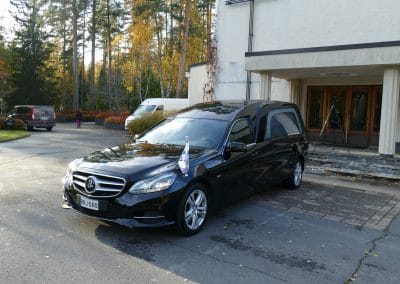 Hautauskuljetus Palokka Jyväskyläauto musta